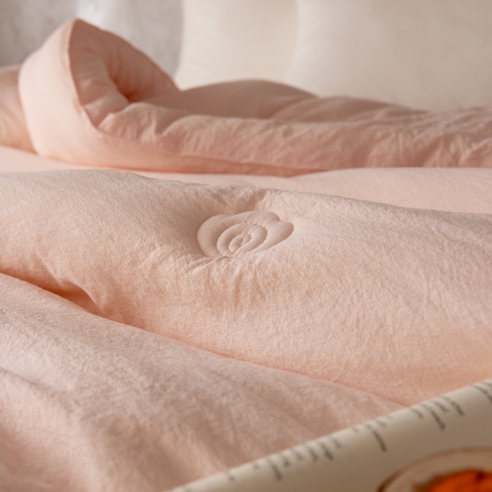 91家纺网 家纺一手货源 找家纺 丽卡家纺 2025年秋冬新品威尔思大豆被（常规生产款为春秋被和冬被，常规尺寸为200*230/220*240cm，其他特殊尺寸/加厚款接受下单定制） 威尔思大豆被-粉色