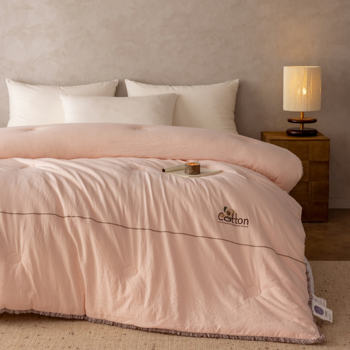 91家纺网 家纺一手货源 找家纺 丽卡家纺 2025年秋冬新品威尔思大豆被（常规生产款为春秋被和冬被，常规尺寸为200*230/220*240cm，其他特殊尺寸/加厚款接受下单定制） 威尔思大豆被-粉色