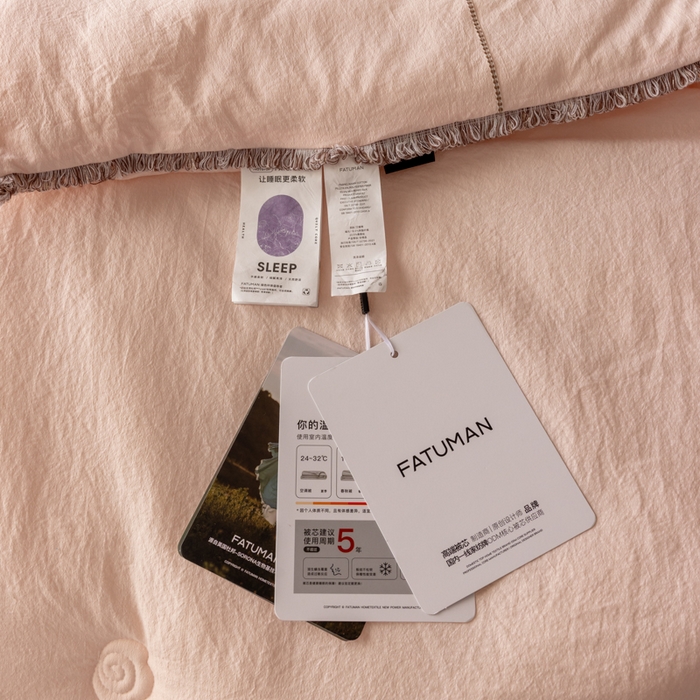 91家纺网 家纺一手货源 找家纺 丽卡家纺 2025年秋冬新品威尔思大豆被（常规生产款为春秋被和冬被，常规尺寸为200*230/220*240cm，其他特殊尺寸/加厚款接受下单定制） 威尔思大豆被-粉色