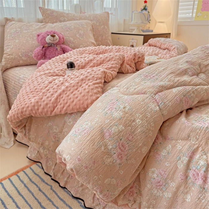 91家纺网 家纺一手货源 找家纺 繁花家居 2025新款床盖豆豆被套春秋被套冬被云感超软木棉被子被芯 花边床盖-豆豆被-粉蔷柔梦