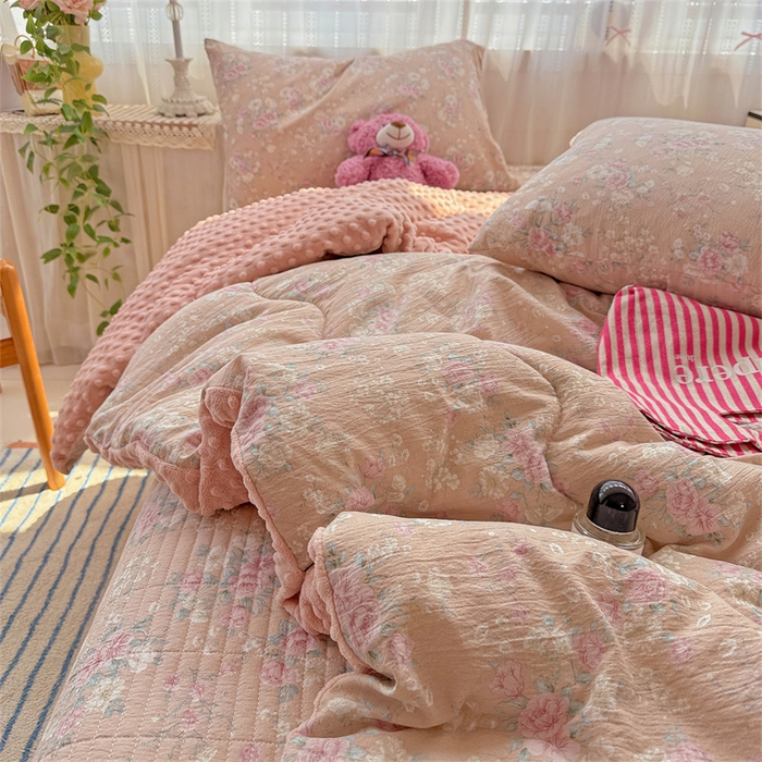 91家纺网 家纺一手货源 找家纺 繁花家居 2025新款床盖豆豆被套春秋被套冬被云感超软木棉被子被芯 花边床盖-豆豆被-粉蔷柔梦