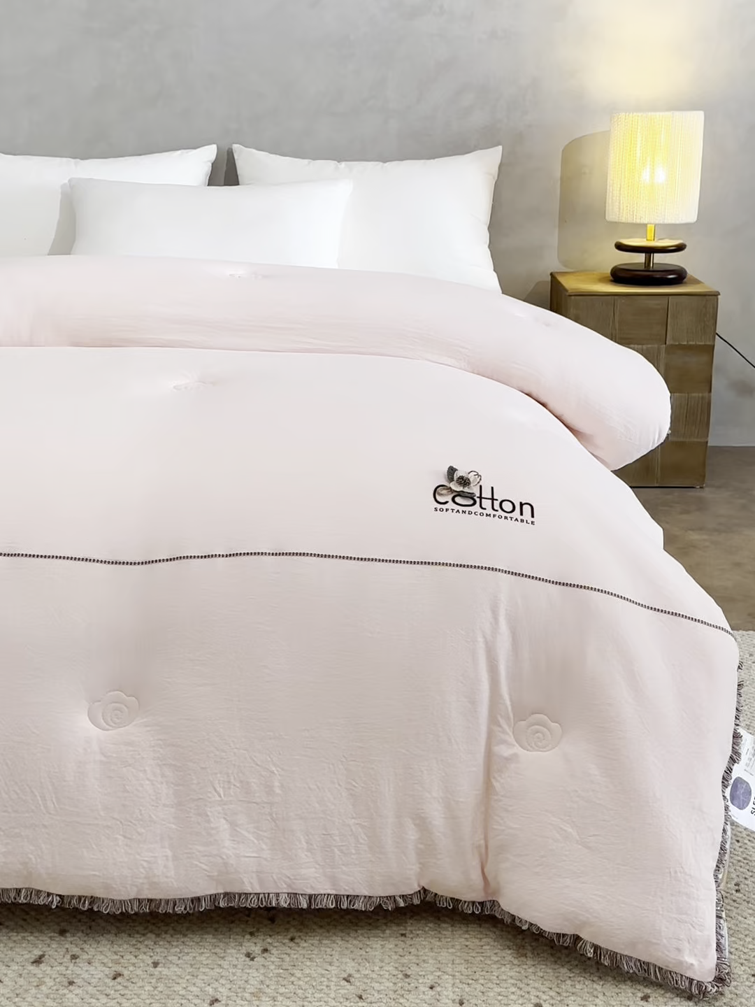 91家纺网 家纺一手货源 找家纺 丽卡家纺 2025年秋冬新品威尔思大豆被（常规生产款为春秋被和冬被，常规尺寸为200*230/220*240cm，其他特殊尺寸/加厚款接受下单定制） 威尔思大豆被-粉色