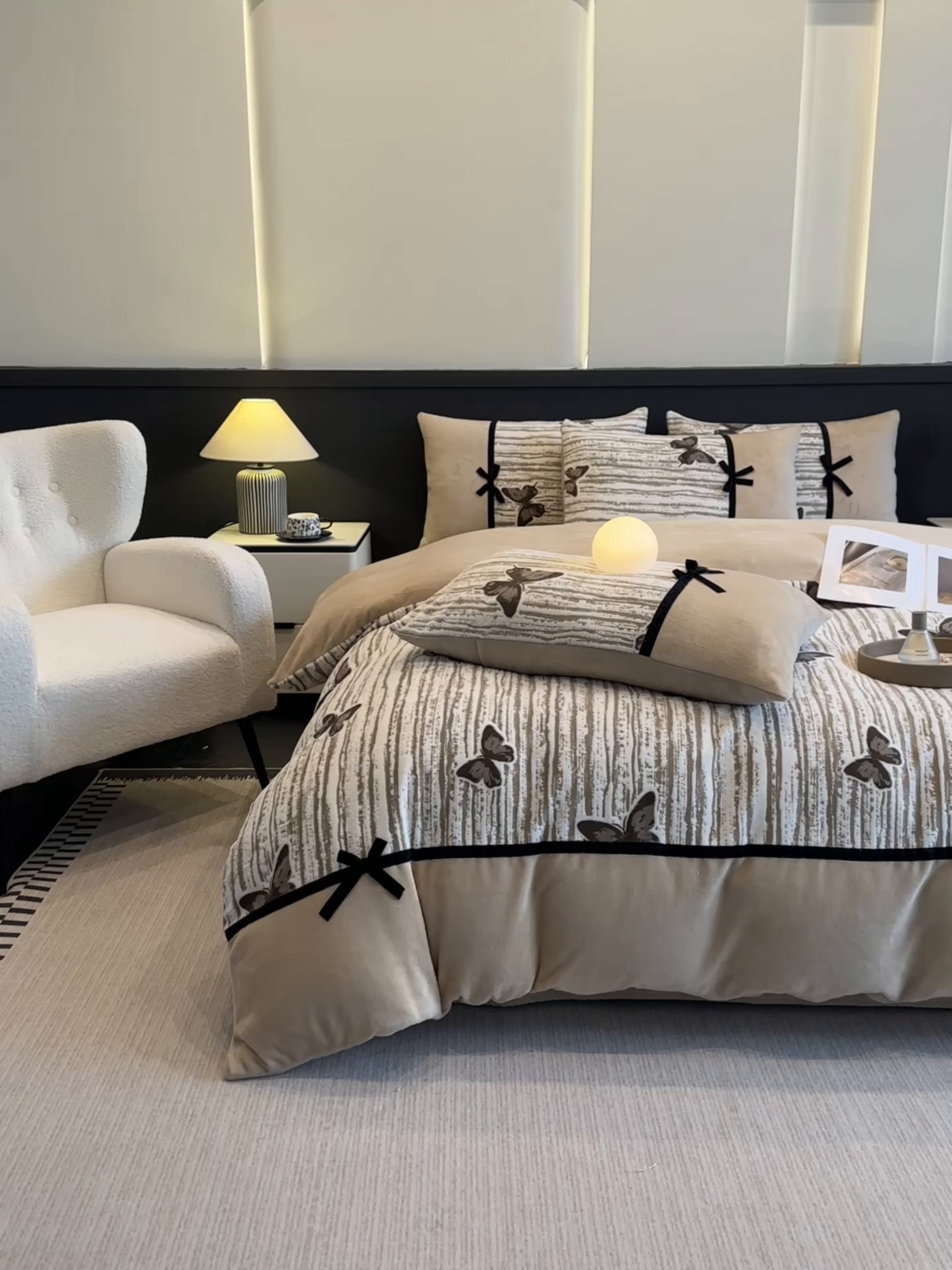 91家纺网 家纺一手货源 找家纺 凯美家居 2025新款A类雕花牛奶绒四件套-美拉德系列 光影蝴蝶