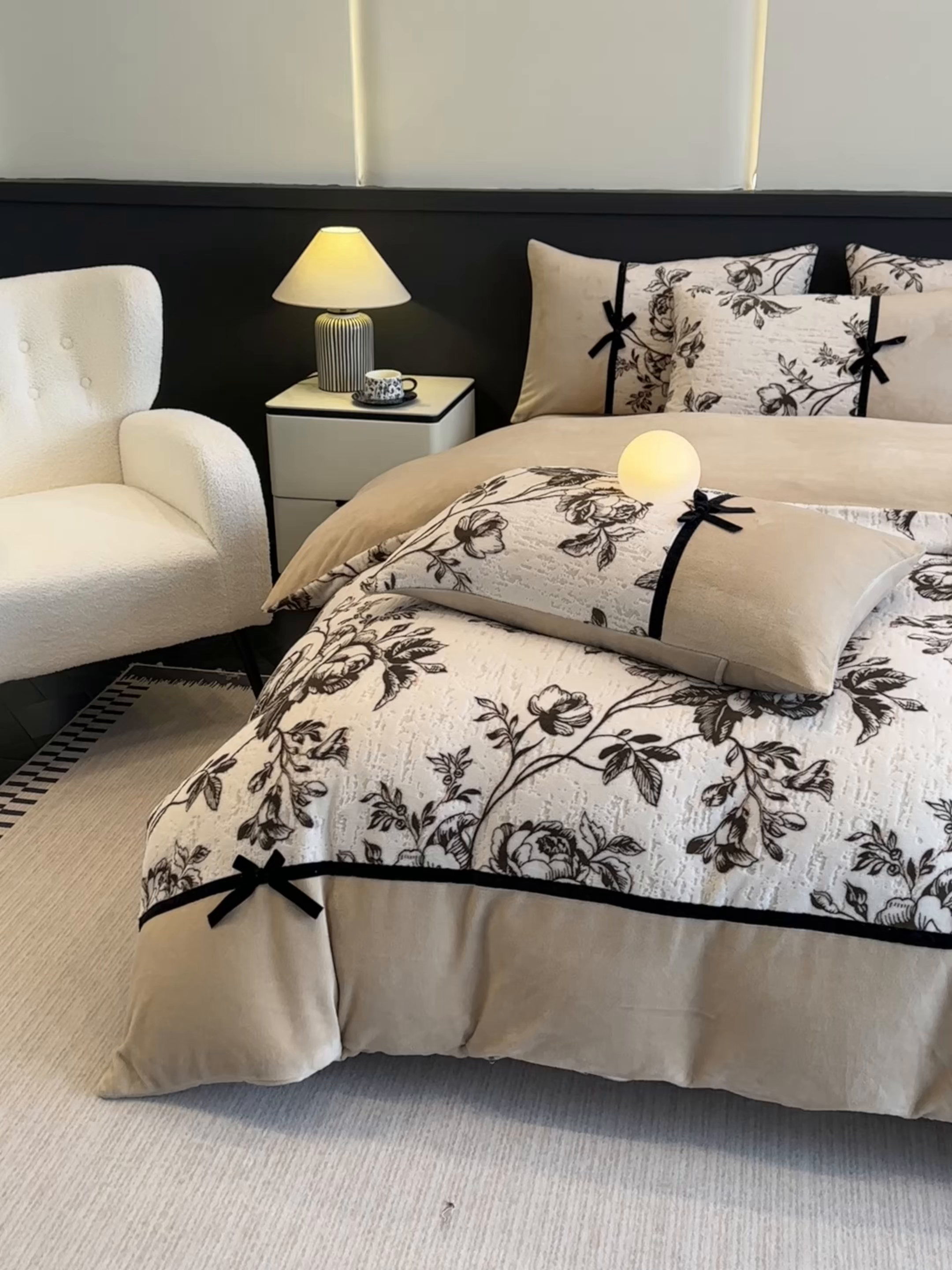 91家纺网 家纺一手货源 找家纺 凯美家居 2025新款A类雕花牛奶绒四件套-美拉德系列 芷岸澜庭