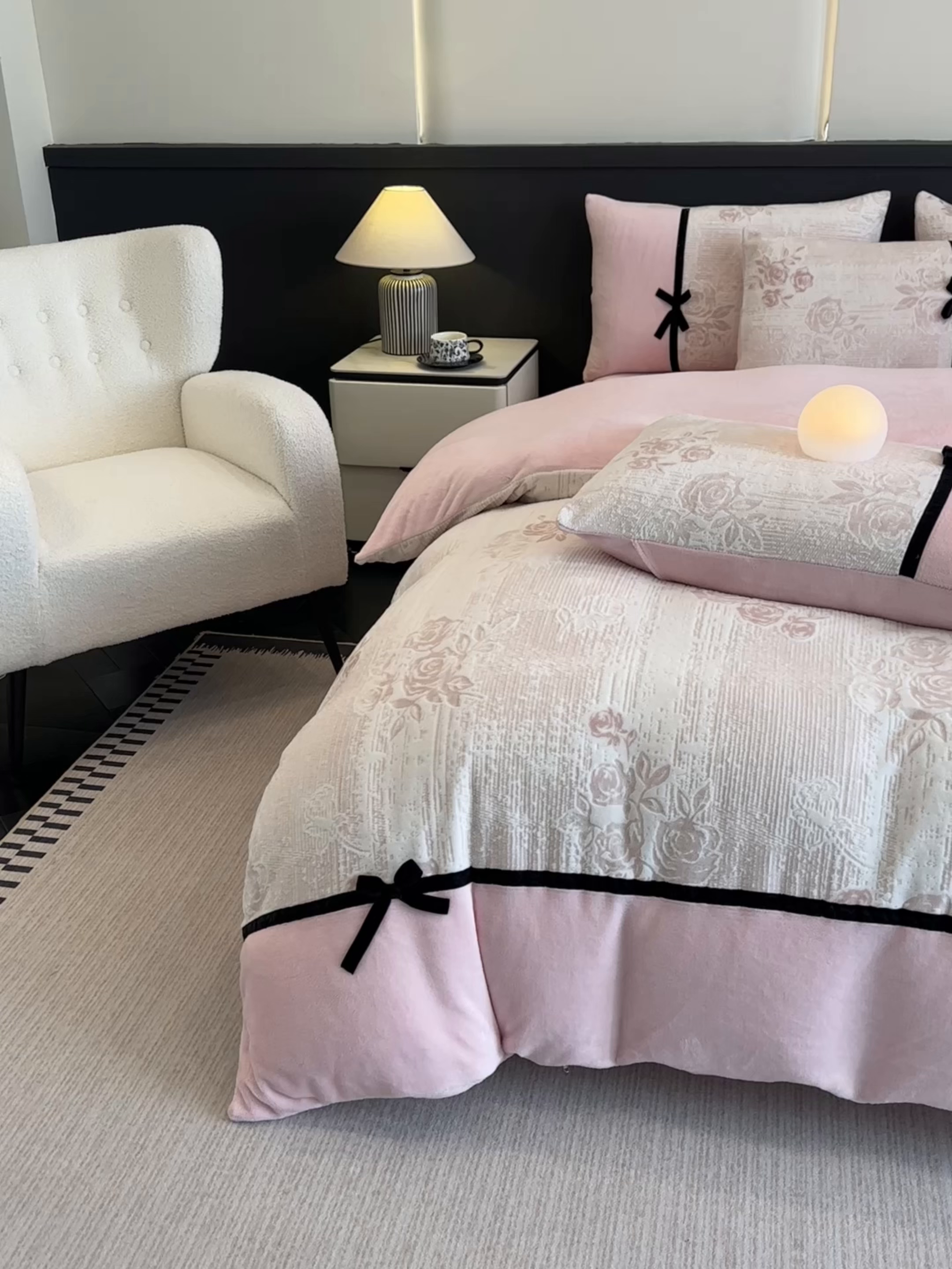 91家纺网 家纺一手货源 找家纺 凯美家居 2025新款A类雕花牛奶绒四件套-美拉德系列 小岛蔷薇 粉