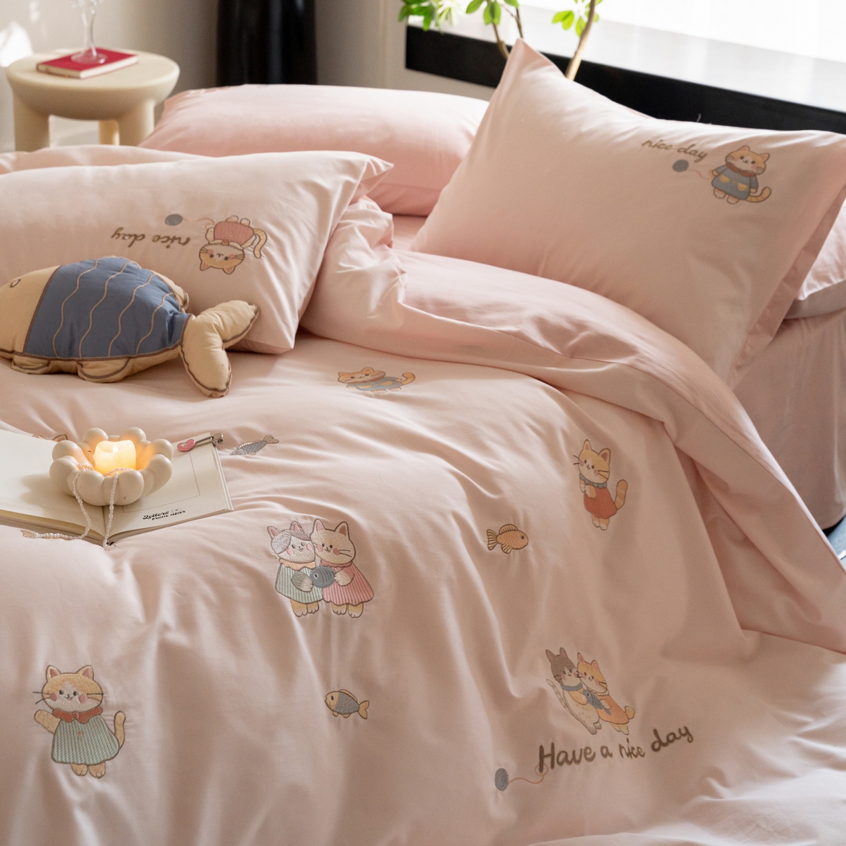 91家纺网 家纺一手货源 找家纺 FORTWO家纺原创设计（FOR TWO家纺） 2025新款50支全棉磨毛绣花四件套-小清新 小猫咪