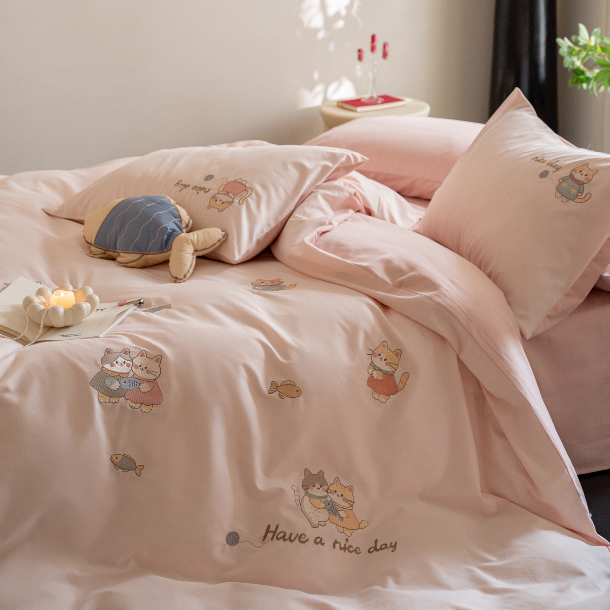 91家纺网 家纺一手货源 找家纺 FORTWO家纺原创设计（FOR TWO家纺） 2025新款50支全棉磨毛绣花四件套-小清新 小猫咪