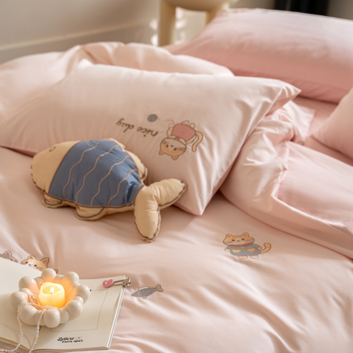 91家纺网 家纺一手货源 找家纺 FORTWO家纺原创设计（FOR TWO家纺） 2025新款50支全棉磨毛绣花四件套-小清新 小猫咪