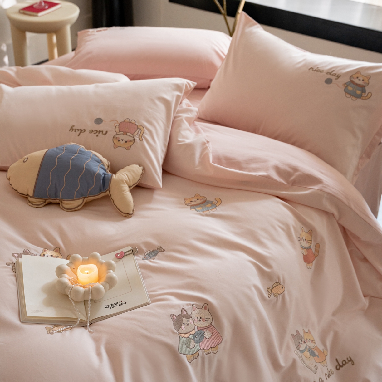 91家纺网 家纺一手货源 找家纺 FORTWO家纺原创设计（FOR TWO家纺） 2025新款50支全棉磨毛绣花四件套-小清新 小猫咪