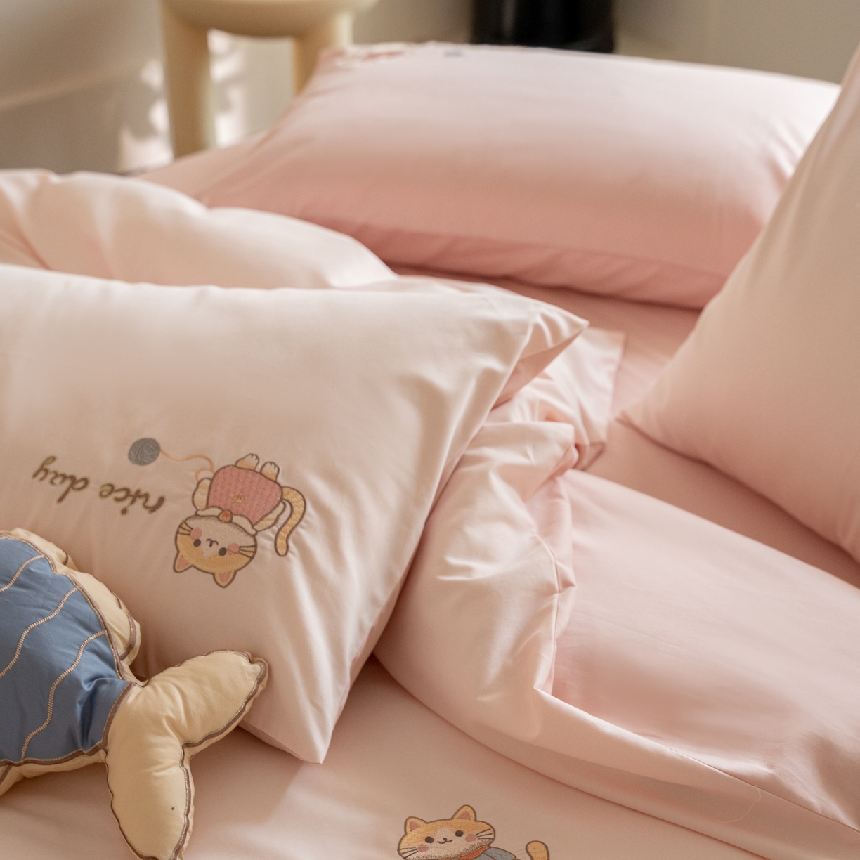 91家纺网 家纺一手货源 找家纺 FORTWO家纺原创设计（FOR TWO家纺） 2025新款50支全棉磨毛绣花四件套-小清新 小猫咪