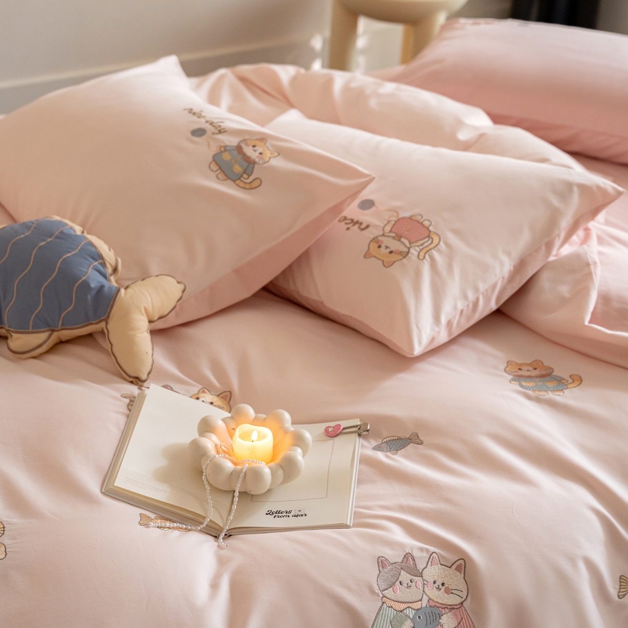 91家纺网 家纺一手货源 找家纺 FORTWO家纺原创设计（FOR TWO家纺） 2025新款50支全棉磨毛绣花四件套-小清新 小猫咪