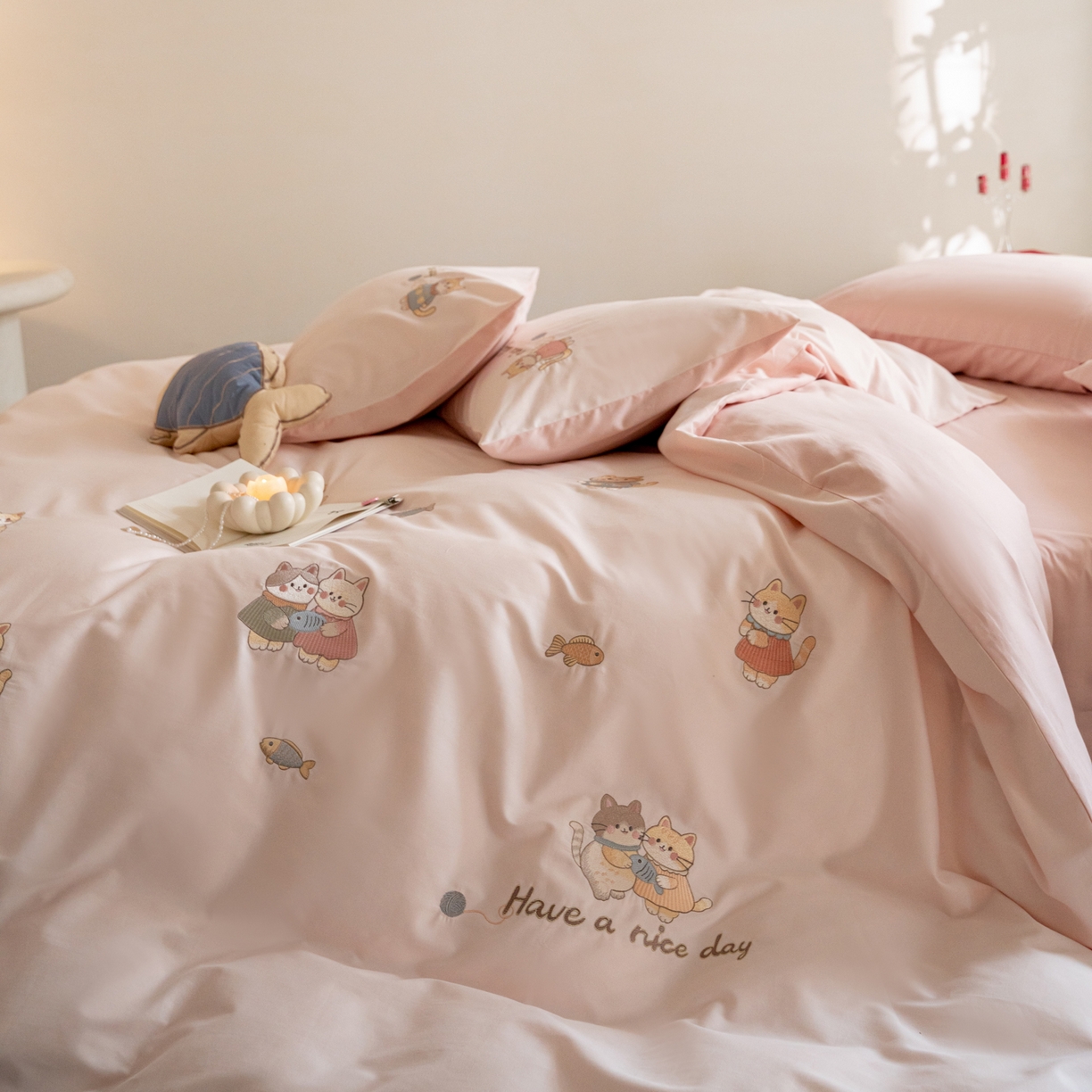 91家纺网 家纺一手货源 找家纺 FORTWO家纺原创设计（FOR TWO家纺） 2025新款50支全棉磨毛绣花四件套-小清新 小猫咪