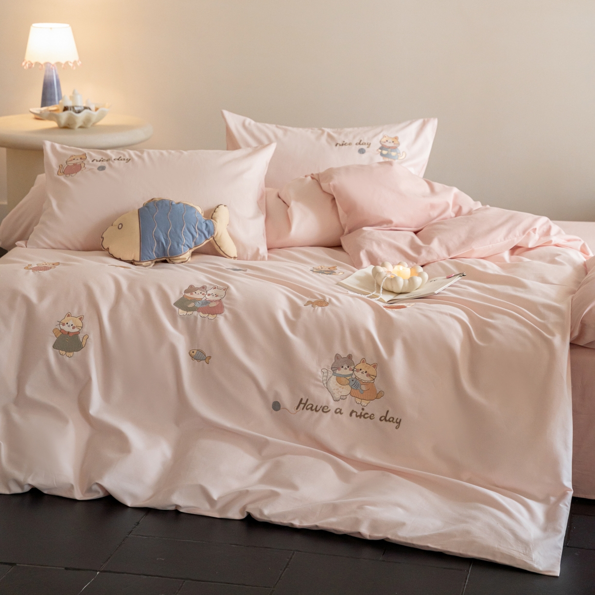 91家纺网 家纺一手货源 找家纺 FORTWO家纺原创设计（FOR TWO家纺） 2025新款50支全棉磨毛绣花四件套-小清新 小猫咪