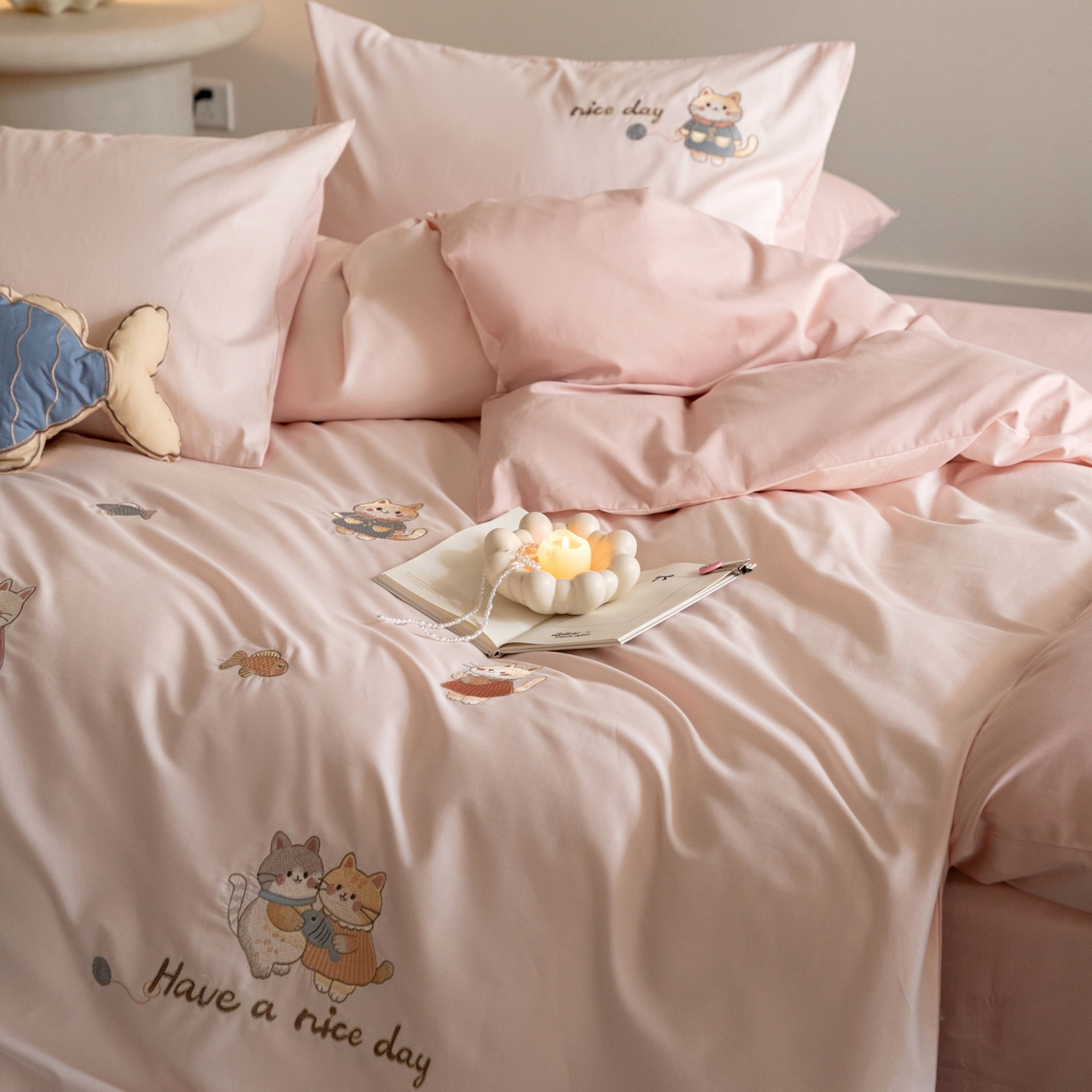 91家纺网 家纺一手货源 找家纺 FORTWO家纺原创设计（FOR TWO家纺） 2025新款50支全棉磨毛绣花四件套-小清新 小猫咪