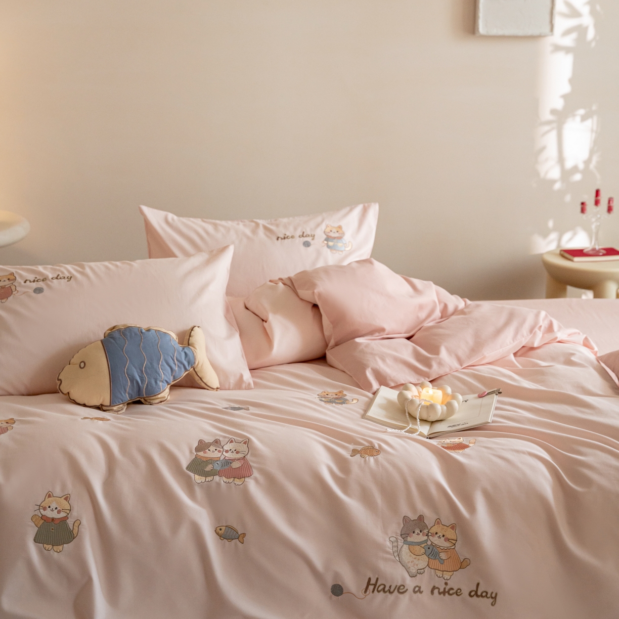 91家纺网 家纺一手货源 找家纺 FORTWO家纺原创设计（FOR TWO家纺） 2025新款50支全棉磨毛绣花四件套-小清新 小猫咪