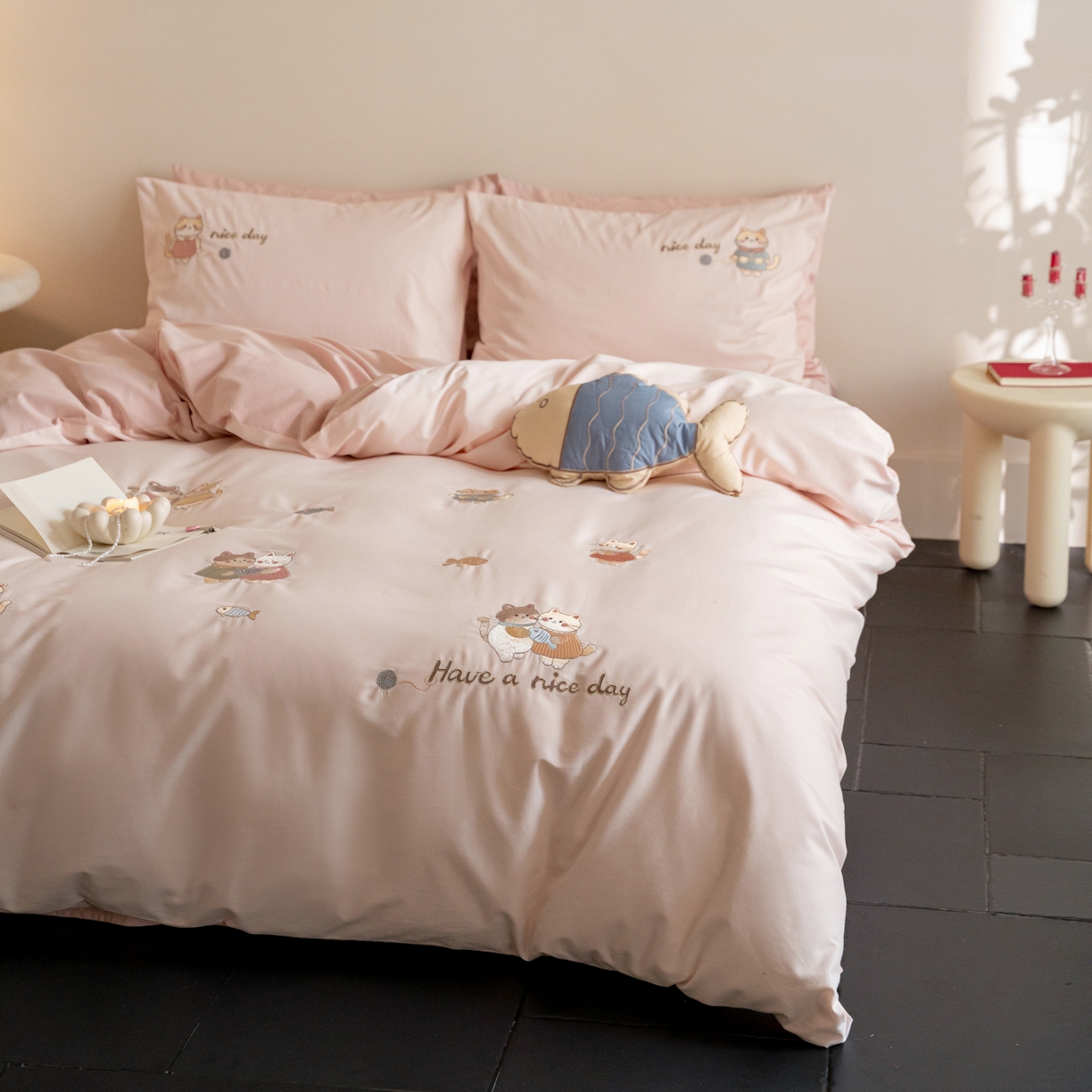 91家纺网 家纺一手货源 找家纺 FORTWO家纺原创设计（FOR TWO家纺） 2025新款50支全棉磨毛绣花四件套-小清新 小猫咪