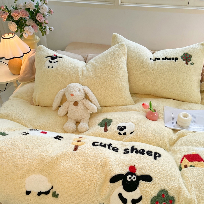 91家纺网 家纺一手货源 找家纺 牵依 2025新款羊羔绒牛奶绒毛巾绣四件套 小绵羊