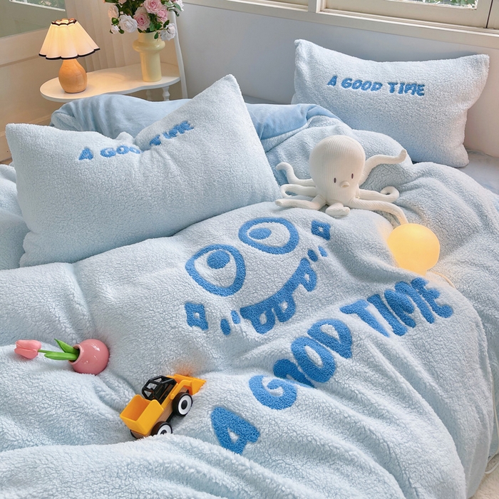 91家纺网 家纺一手货源 找家纺 牵依 2025新款羊羔绒牛奶绒毛巾绣四件套 大眼仔