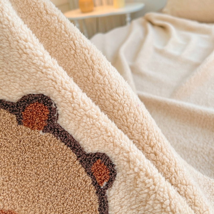 91家纺网 家纺一手货源 找家纺 牵依 2025新款羊羔绒牛奶绒毛巾绣四件套 卡皮巴拉