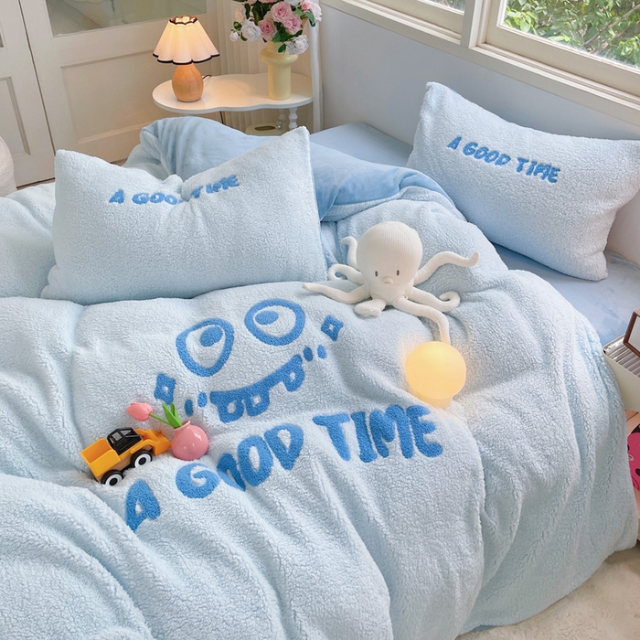 91家纺网 家纺一手货源 找家纺 牵依 2025新款羊羔绒牛奶绒毛巾绣四件套 大眼仔