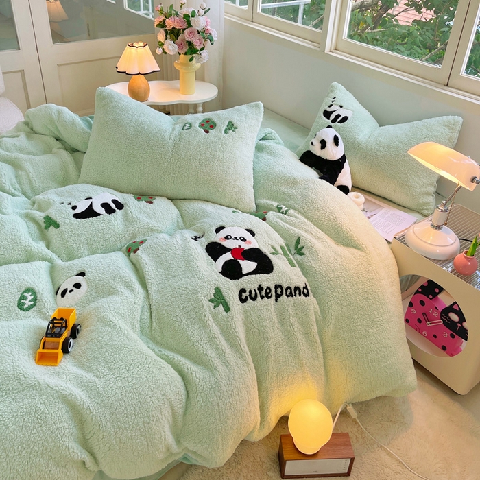 91家纺网 家纺一手货源 找家纺 牵依 2025新款羊羔绒牛奶绒毛巾绣四件套 熊猫乐园