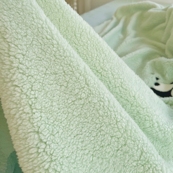 91家纺网 家纺一手货源 找家纺 牵依 2025新款羊羔绒牛奶绒毛巾绣四件套 熊猫乐园