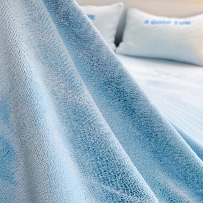 91家纺网 家纺一手货源 找家纺 牵依 2025新款羊羔绒牛奶绒毛巾绣四件套 大眼仔