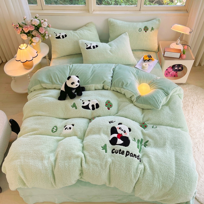 91家纺网 家纺一手货源 找家纺 牵依 2025新款羊羔绒牛奶绒毛巾绣四件套 熊猫乐园