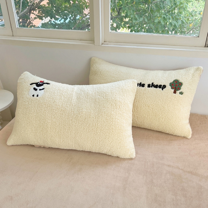 91家纺网 家纺一手货源 找家纺 牵依 2025新款羊羔绒牛奶绒毛巾绣四件套 小绵羊