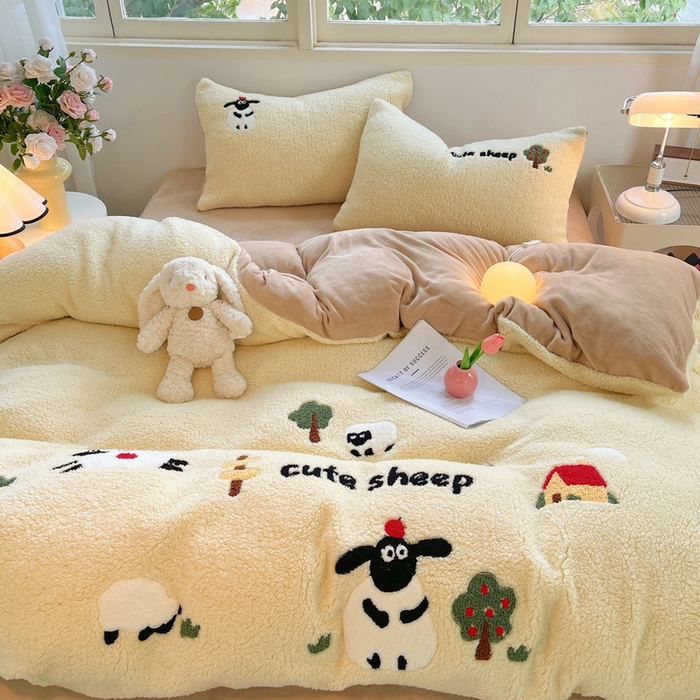 91家纺网 家纺一手货源 找家纺 牵依 2025新款羊羔绒牛奶绒毛巾绣四件套 小绵羊