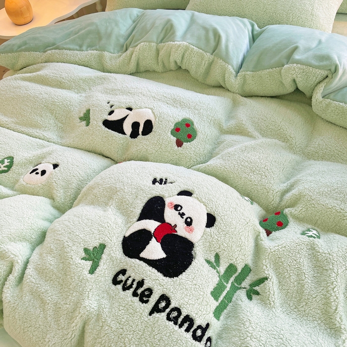 91家纺网 家纺一手货源 找家纺 牵依 2025新款羊羔绒牛奶绒毛巾绣四件套 熊猫乐园