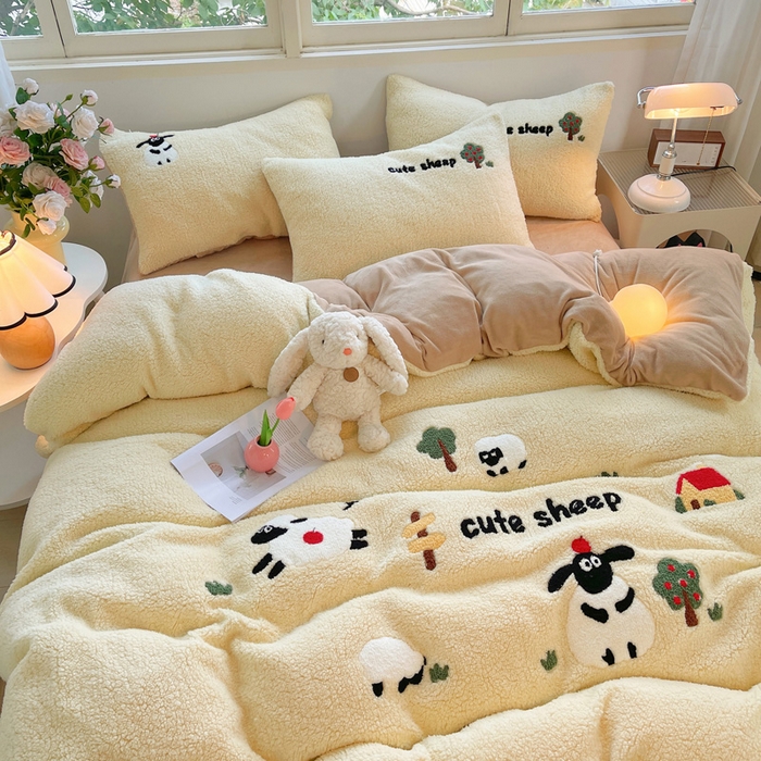 91家纺网 家纺一手货源 找家纺 牵依 2025新款羊羔绒牛奶绒毛巾绣四件套 小绵羊