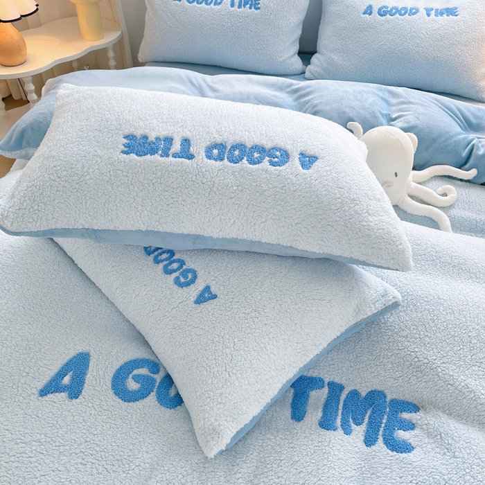 91家纺网 家纺一手货源 找家纺 牵依 2025新款羊羔绒牛奶绒毛巾绣四件套 大眼仔