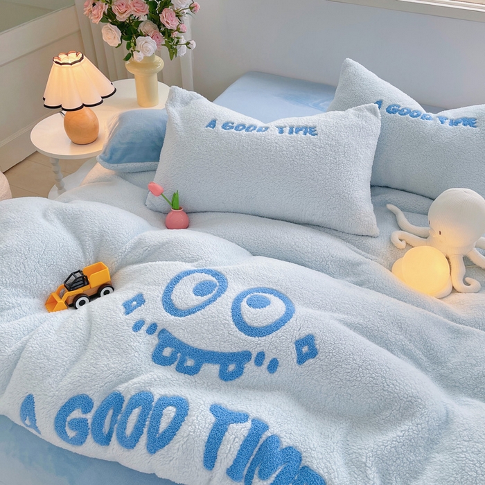 91家纺网 家纺一手货源 找家纺 牵依 2025新款羊羔绒牛奶绒毛巾绣四件套 大眼仔