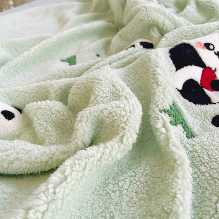 91家纺网 家纺一手货源 找家纺 牵依 2025新款羊羔绒牛奶绒毛巾绣四件套 熊猫乐园