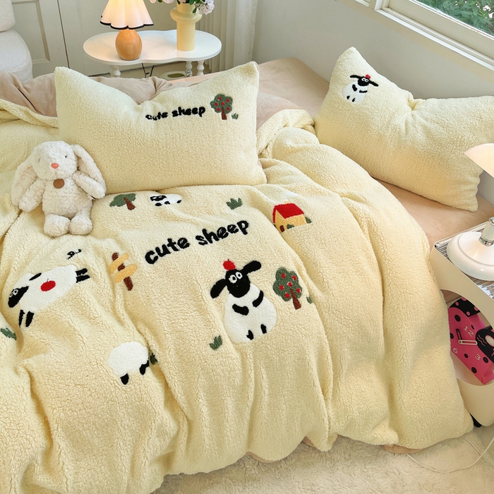 91家纺网 家纺一手货源 找家纺 牵依 2025新款羊羔绒牛奶绒毛巾绣四件套 小绵羊