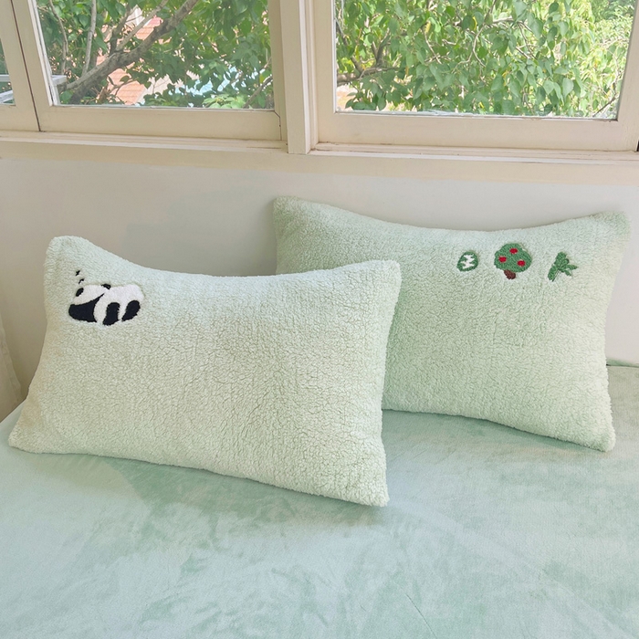 91家纺网 家纺一手货源 找家纺 牵依 2025新款羊羔绒牛奶绒毛巾绣四件套 熊猫乐园