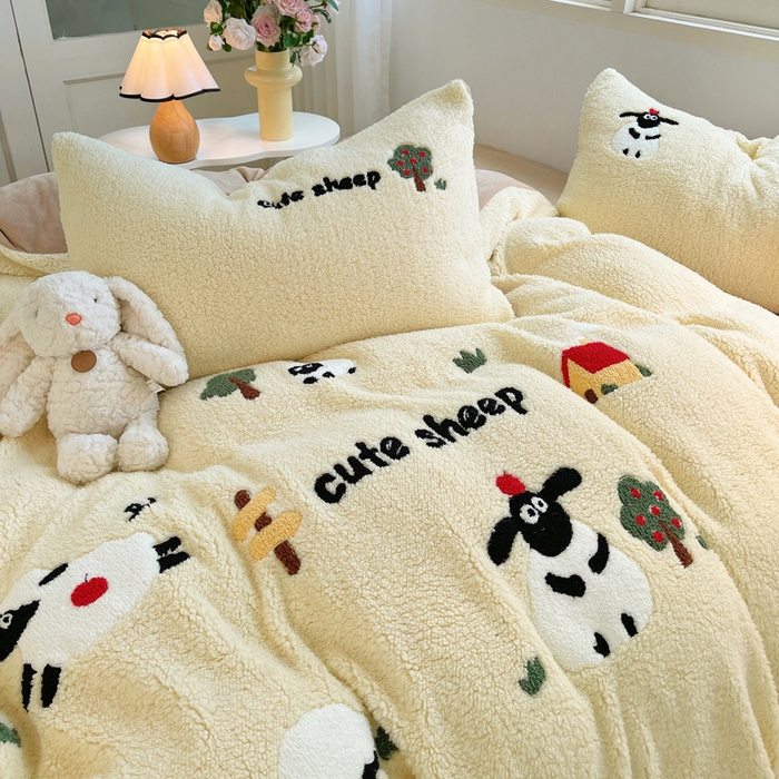 91家纺网 家纺一手货源 找家纺 牵依 2025新款羊羔绒牛奶绒毛巾绣四件套 小绵羊