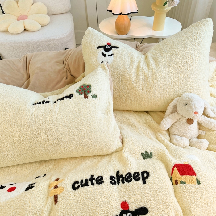 91家纺网 家纺一手货源 找家纺 牵依 2025新款羊羔绒牛奶绒毛巾绣四件套 小绵羊