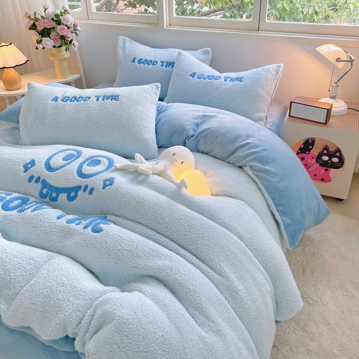 91家纺网 家纺一手货源 找家纺 牵依 2025新款羊羔绒牛奶绒毛巾绣四件套 大眼仔