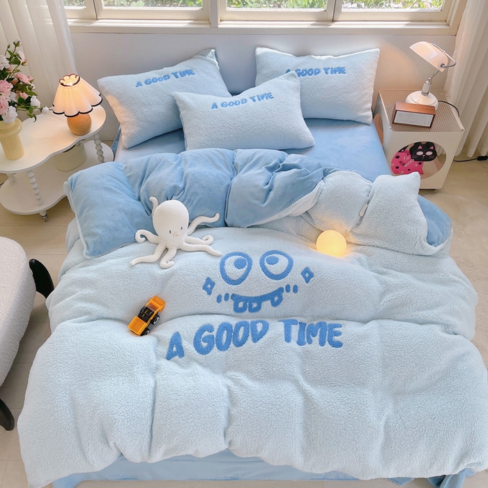 91家纺网 家纺一手货源 找家纺 牵依 2025新款羊羔绒牛奶绒毛巾绣四件套 大眼仔