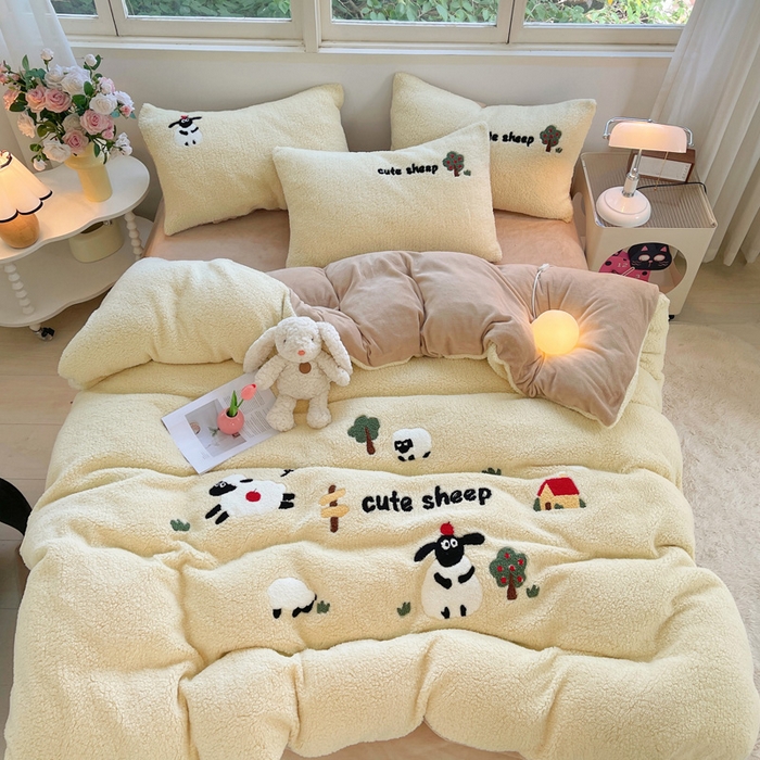 91家纺网 家纺一手货源 找家纺 牵依 2025新款羊羔绒牛奶绒毛巾绣四件套 小绵羊
