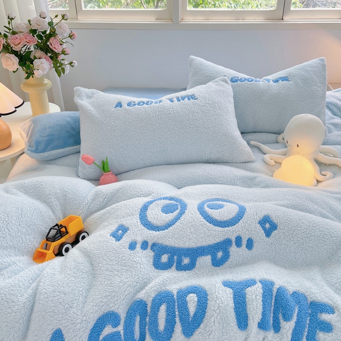 91家纺网 家纺一手货源 找家纺 牵依 2025新款羊羔绒牛奶绒毛巾绣四件套 大眼仔