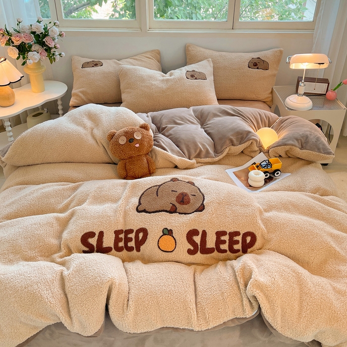 牵依 2025新款羊羔绒牛奶绒毛巾绣四件套 卡皮巴拉