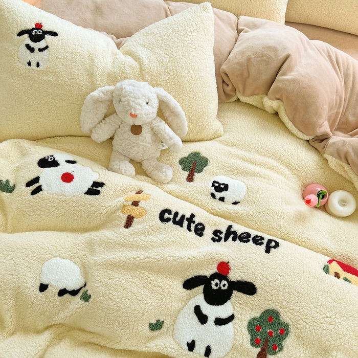 91家纺网 家纺一手货源 找家纺 牵依 2025新款羊羔绒牛奶绒毛巾绣四件套 小绵羊