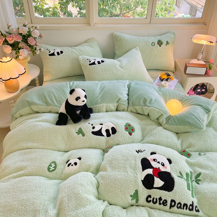 91家纺网 家纺一手货源 找家纺 牵依 2025新款羊羔绒牛奶绒毛巾绣四件套 熊猫乐园