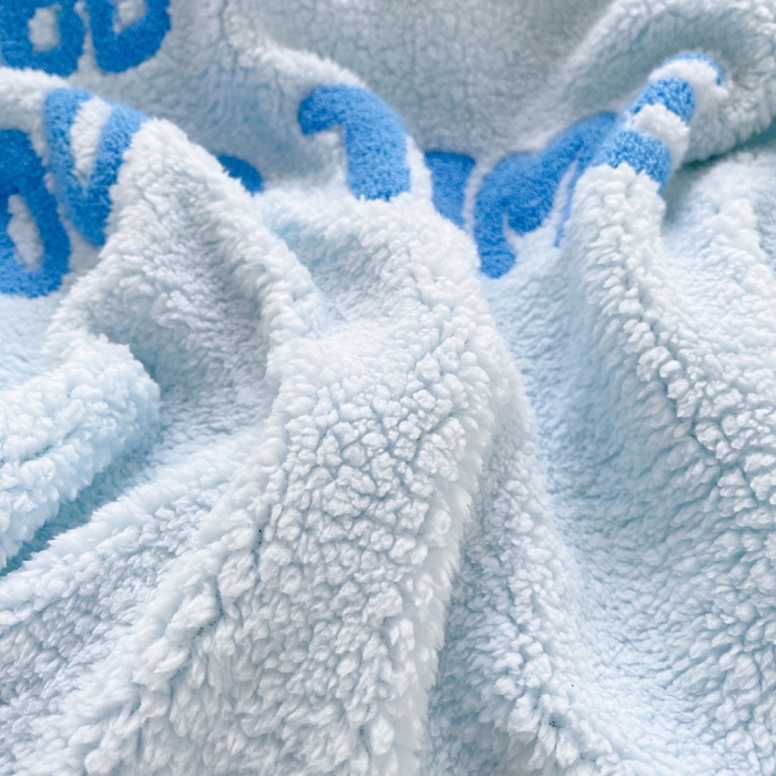 91家纺网 家纺一手货源 找家纺 牵依 2025新款羊羔绒牛奶绒毛巾绣四件套 大眼仔