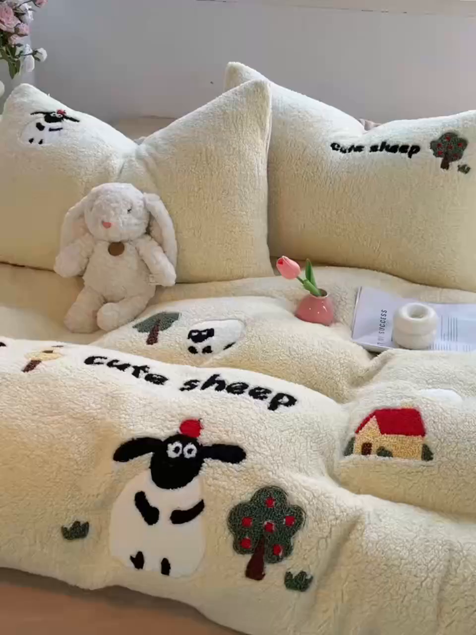 91家纺网 家纺一手货源 找家纺 牵依 2025新款羊羔绒牛奶绒毛巾绣四件套 小绵羊