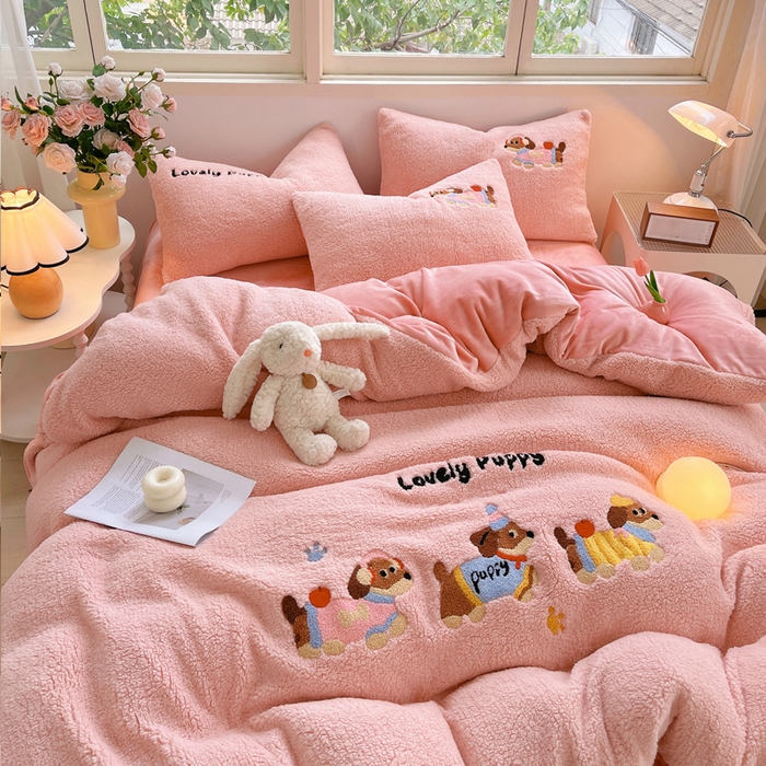 91家纺网 家纺一手货源 找家纺 牵依 2025新款羊羔绒牛奶绒毛巾绣四件套 腊肠狗