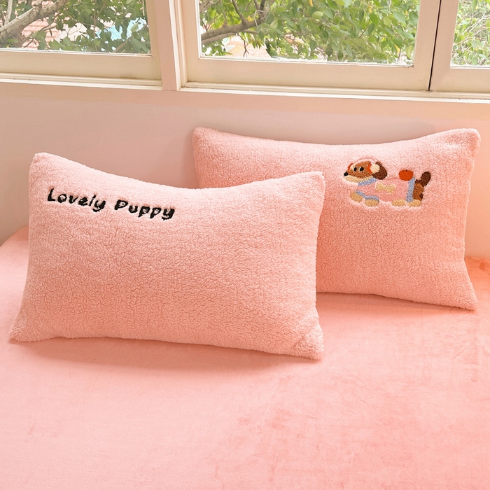 91家纺网 家纺一手货源 找家纺 牵依 2025新款羊羔绒牛奶绒毛巾绣四件套 腊肠狗